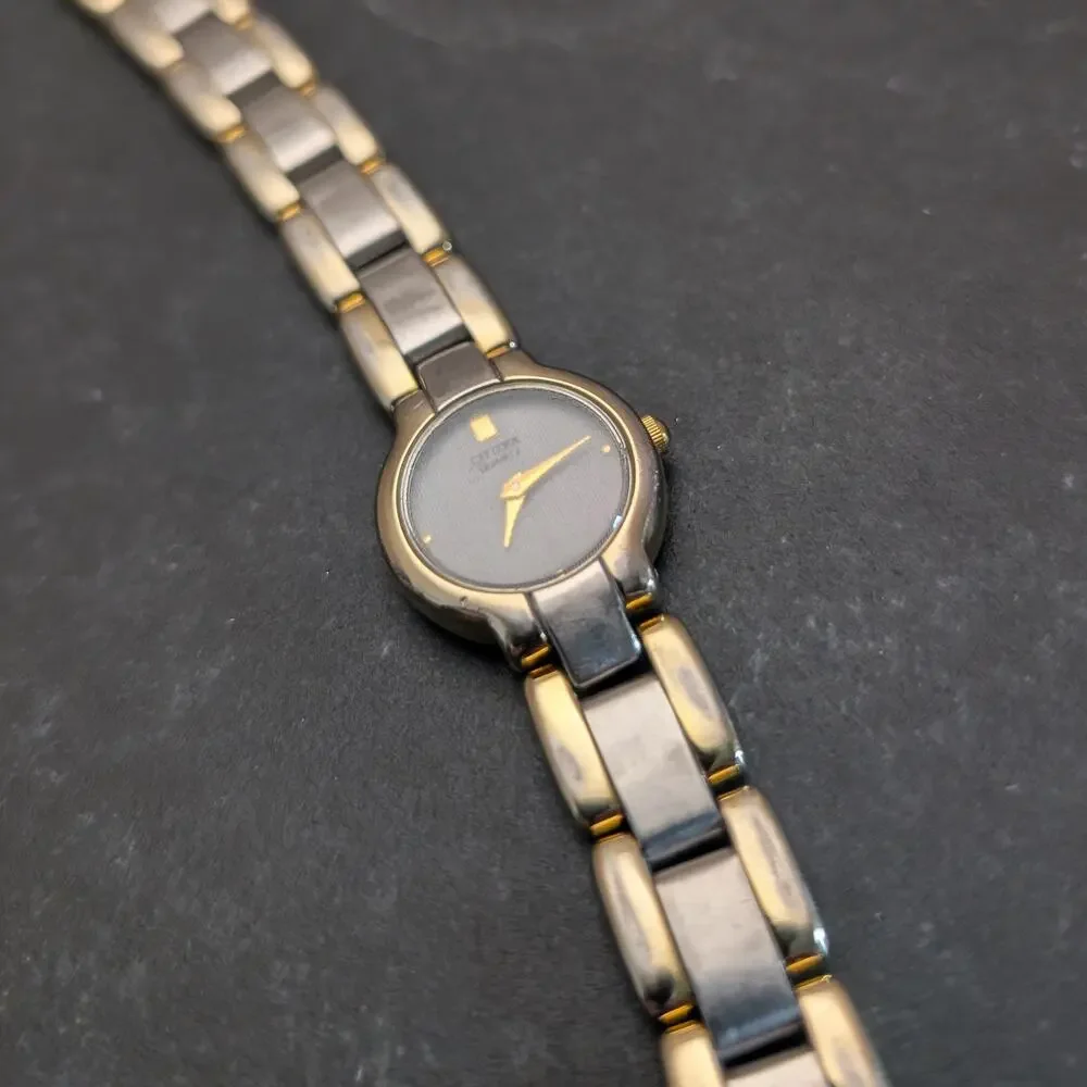 Ladies Citizen Watch Two Tone 5920-S76248 Needs New Battery